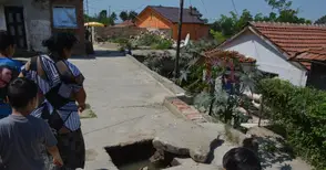 Улица в Селеметя се превърна в смърдяща река