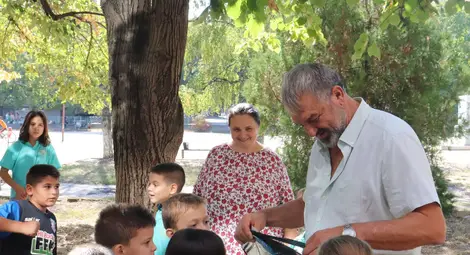 Драгомир Драганов игра футбол с учениците от ОУ „Олимпи Панов“ Драгомир Драганов игра футбол с учениците от ОУ „Олимпи Панов“