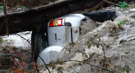 Река отнесе джип, тръгнал да пресича придошлите води край Симитли