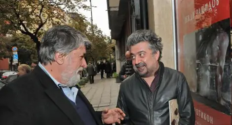 Митовски на море с тайнствена блондинка