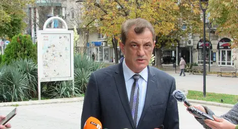 Зам.областният управител Свилен Иванов съобщи решенията на Оперативния щаб на брифинг вчера. Снимка: Русе Медиа