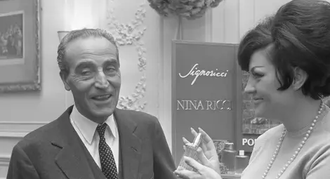 Робърт Ричи се усмихва при премиерата на поредния парфюм на компанията. Годината е 1966-а.