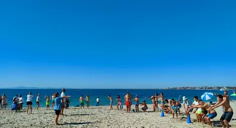 Тренировъчен спортен летен лагер учи деца със специални потребности на дисциплина на брега на морето Тренировъчен спортен летен лагер учи деца със специални потребности на дисциплина на брега на морето