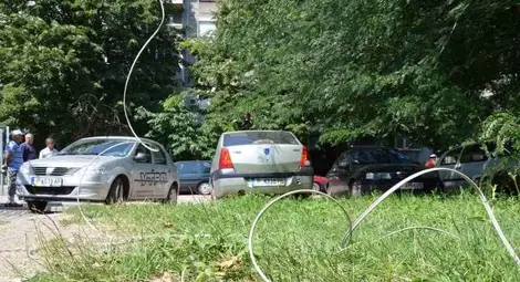 Срязан кабел за телевизия  едва не помете играещи деца