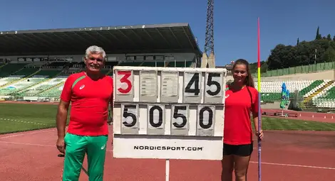 Михаела Петкова с треньора си Борислав Иванов до таблото, фиксирало новия й рекорд. Снимки: Утро Михаела Петкова с треньора си Борислав Иванов до таблото, фиксирало новия й рекорд. Снимки: Утро