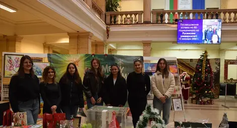 Студентите от клуб "Палитра" към Русенския университет откриха 12-ия си благотворителен коледен базар