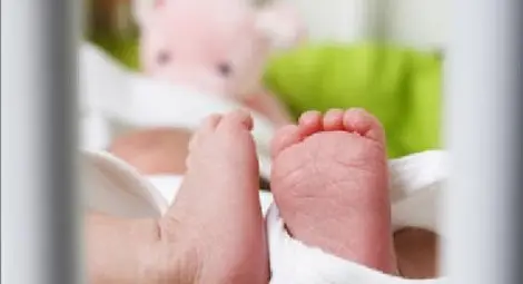 Осъдиха 7 българи, продали бебе на гръцки полицаи