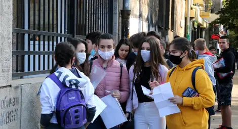 От МОН обмислят вариант за частично присъствие в клас