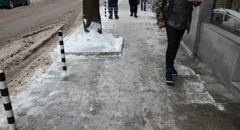 Тръгнали на покупки в поледицата пенсионери напълниха ортопедията