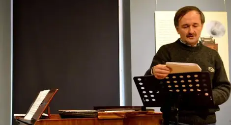 Пламен Пенев представя новата си книга-поема „Обич“ Пламен Пенев представя новата си книга-поема „Обич“