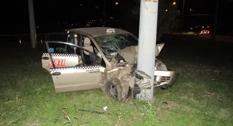 Шофьор на такси и клиент пострадаха в катастрофа