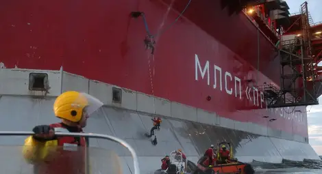 Активисти на &bdquo;Грийнпийс&rdquo; арестувани при акция срещу нефтена платформа на &bdquo;Газпром&rdquo; в Арктика