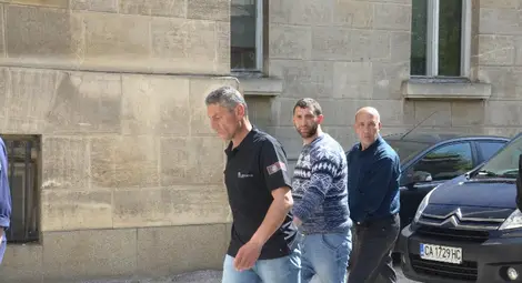 Тримата арестувани на път към съдебната зала. Снимка: Красимир СТОЯНОВ
