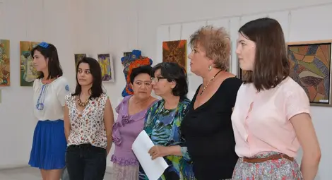 Румънски художнички пресъздават ефирната красота на битието