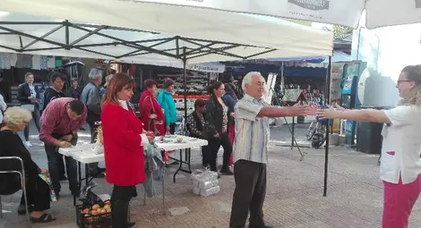 Десетки русенци се редиха на две опашки за измерване на кръвното си налягане по време на акцията на &bdquo;Медика&ldquo; на пазара.                                                                                            Снимки: Авторът