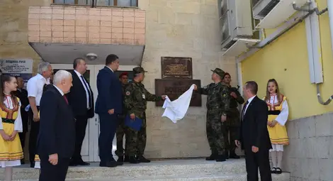 Плочата беше открита с тържествена церемония. Снимка: Община Русе