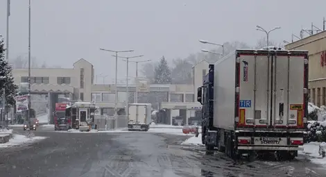 Гърция спря трафика на ТИР-ове по границата заради времето