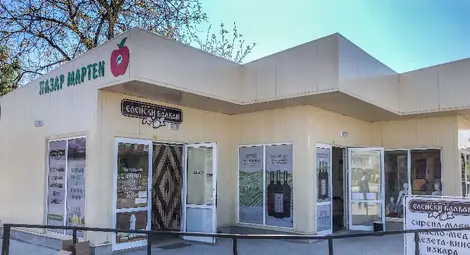 Три нови магазина замениха старите ръждясали маси на пазара в Мартен