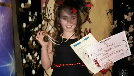 9-годишната Поли спечели златен медал за испанска песен 9-годишната Поли спечели златен медал за испанска песен