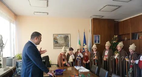 Малки коледари пяха за здраве и благополучие в кабинета на председателя на Общинския съвет Иво Пазарджиев