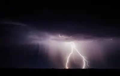 Мълнията, убила мъж в София, поразила и деца