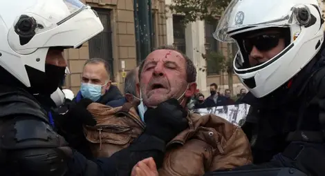 Арести и сълзотворен газ в Атина на годишнината от студентския бунт Арести и сълзотворен газ в Атина на годишнината от студентския бунт