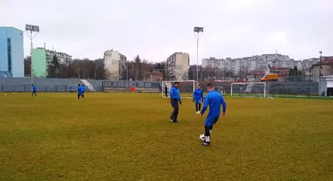 След края на сутрешната тренировка вчера старши треньорът Людмил Киров и спортният директор Светлин Симеонов оставиха по-младите футболисти за допълнителна работа с центрирания и удари към вратата. Снимка: Георги ХРИСТОВ