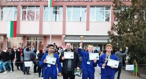 Планимир Стефанов, Иван Здравков, Бенев и техният ръководител инж. Тодор Жеков. Снимка: ПГТ Планимир Стефанов, Иван Здравков, Бенев и техният ръководител инж. Тодор Жеков. Снимка: ПГТ