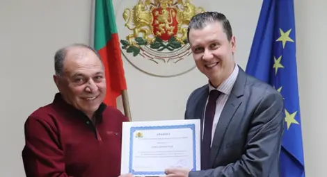 Областната управа на Русе отличи юбиляря Севдалин Петров за забележителната му кариера