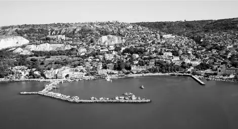 Изглед към пристанището на град Балчик и Информационен център „Мелницата“. Изглед към пристанището на град Балчик и Информационен център „Мелницата“.