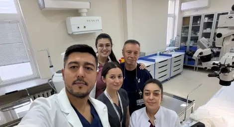 Началникът на отделението д-р Емил Миланов, заобиколен от д-р Гьокхан Дере, д-р Семра Еюбова, д-р Николета Иванова и д-р Габриела Димовска.