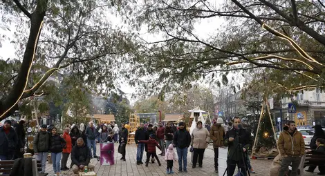 Коледните атракции в Русе включват Леден парк, базари и благотворителен рождественски фестивал /галерия/