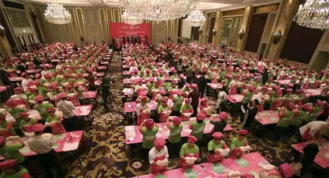 Китайци поставиха нов световен рекорд по масово въртене на пица /галерия/