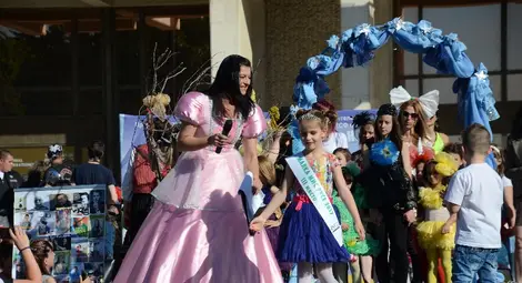 Модно ревю на детски градини  препълни с народ площада