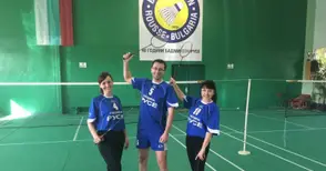 Учители и общински служители мериха сили в бадминтона