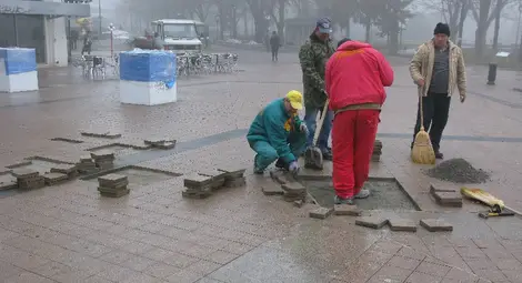 Започна поредният ремонт на площада