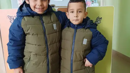 Деца от Ценовско получиха нови зимни якета и обувки