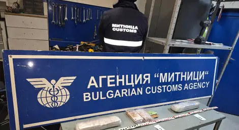 103 800 недекларирани евро установиха при проверка на товарен автомобил митнически служители от Русе