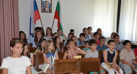 Млади активисти по руски език наградени от генконсул Грушко