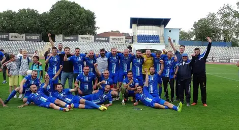 „Дунав“ /Батин/ спечели титлата през миналата година, а Александър Сашев /крайният вдясно на втория ред/ стана герой при дузпите. Снимка: Архив „Дунав“ /Батин/ спечели титлата през миналата година, а Александър Сашев /крайният вдясно на втория ред/ стана герой при дузпите. Снимка: Архив