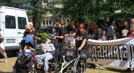 Родители на деца с увреждания опънаха палатков лагер пред парламента
