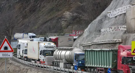 Интензивно е движението по автомагистралите &bdquo;Хемус&ldquo; и &bdquo;Тракия&ldquo;