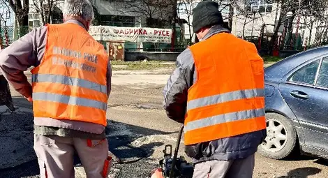 Продължават ремонтните дейности и почистването на улиците в Русе