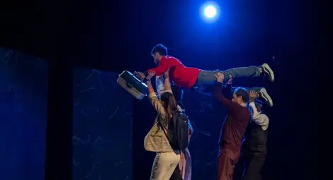 Първото представление за годината ще се играе в петък, когато зрителите ще видят &bdquo;Странна случка с куче през нощта&ldquo;.