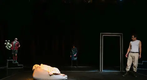 Публика и актьори на една сцена в „Арабска нощ“ – най-новата премиера на ДТ „Сава Огнянов“ Публика и актьори на една сцена в „Арабска нощ“ – най-новата премиера на ДТ „Сава Огнянов“