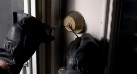 Жена в просъница чула гласа на среднощен крадец в дома й Жена в просъница чула гласа на среднощен крадец в дома й