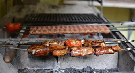 Управителят на култовата &bdquo;Баба Яга&ldquo; раздвоен между статива и скарата