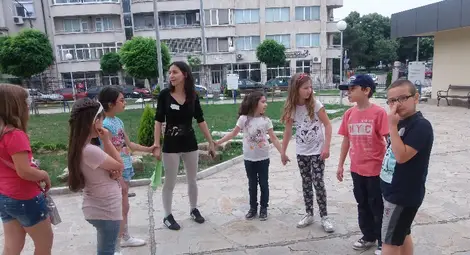 Децата се забавляват много с игрите на баба, които учат в музея.					              Снимка: РИМ