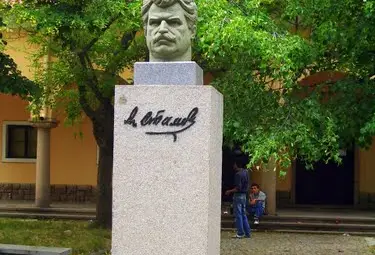 Бюст-паметник на Александър Стамболийски - Земеделският Апостол, в центъра на село Славовица, пред читалището. Бюст-паметник на Александър Стамболийски - Земеделският Апостол, в центъра на село Славовица, пред читалището.