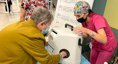 Специален апарат проверява дали правилно са дезинфекцирани ръцете.                                        Снимка: УМБАЛ &bdquo;Медика Русе&ldquo;